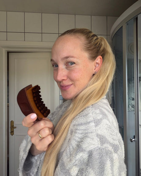 Kund visar suki ansiktsborste mot kameran
