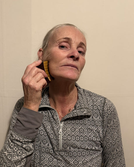 Kund borstar kind och käklinje med suki ansiktsborste