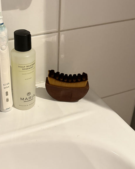 suki ansiktsborste vid handfatet bredvid tandborsten