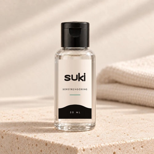 suki Borstrengöring 50 ml – klar flaska med suki-etikett och svart flipplock