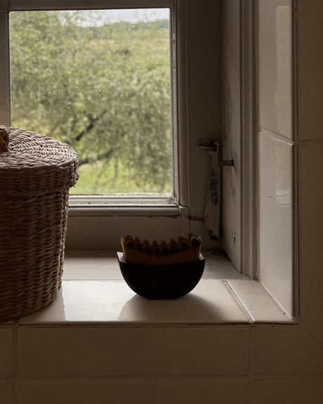 suki ansiktsborste på fönsterbänken i badrummet